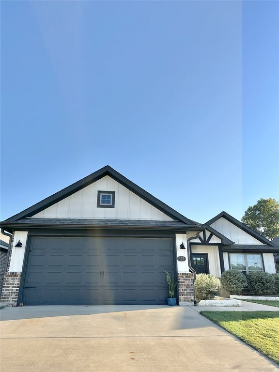 137 Maverick Lane, Pilot Point, TX 76258