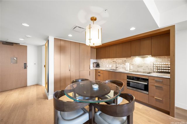 2139 Kuhio Avenue 1705, Honolulu, HI 96815