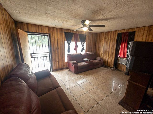 343 Bocawood Dr, Poteet, TX 78065