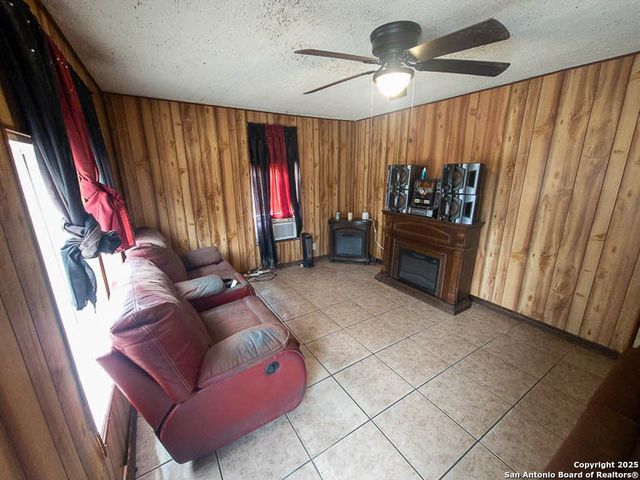 343 Bocawood Dr, Poteet, TX 78065