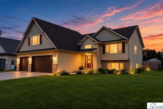 608 Colodoro Lane, Eagle Lake, MN 56024