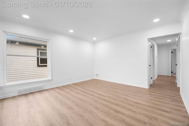 2121 Buckingham Avenue, Lincoln Park, MI 48146