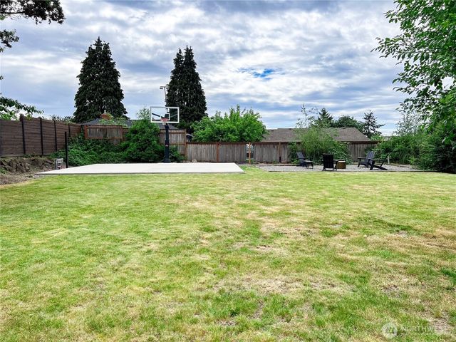 811 Hilltop Avenue, Kent, WA 98031