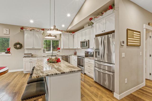 12611 E Big Meadows Rd, Chattaroy, WA 99003