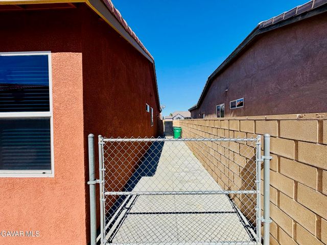 5806 W Ave K-3, Lancaster, CA 93536