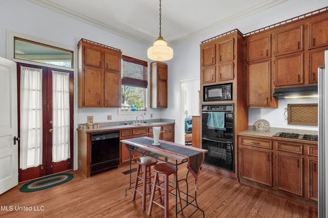 140 E Semmes Street, Canton, MS 39046