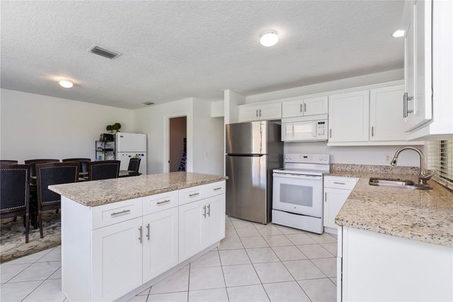 10 VILLAGE LANE, Palm Coast, FL 32164