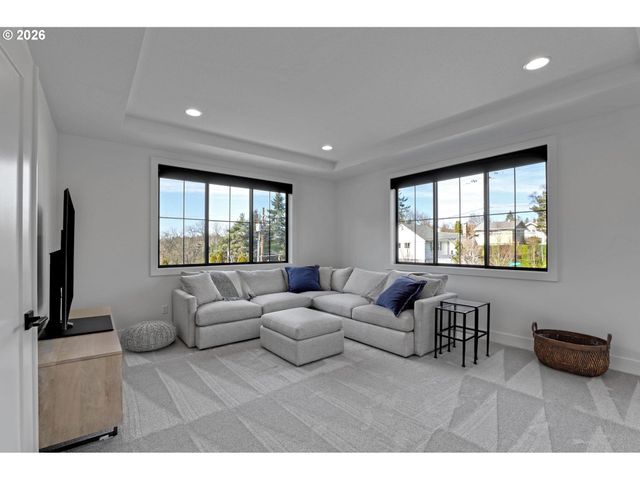 4780 Sw PENDLETON St, Portland, OR 97221