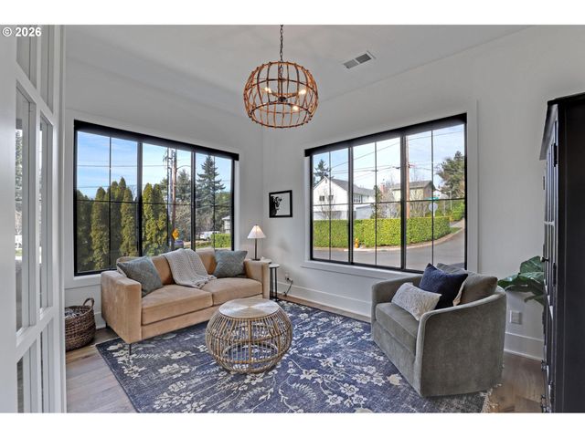 4780 Sw PENDLETON St, Portland, OR 97221