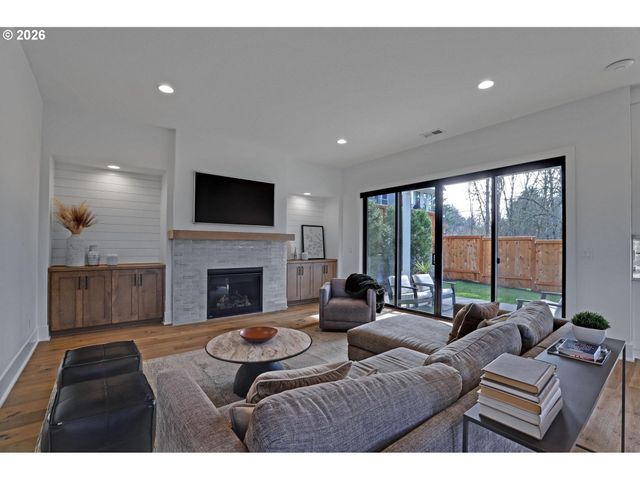 4780 Sw PENDLETON St, Portland, OR 97221