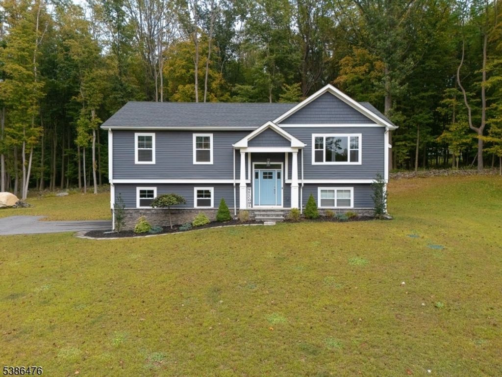 22 Ballantine Woods Way, Andover Twp., NJ 07821