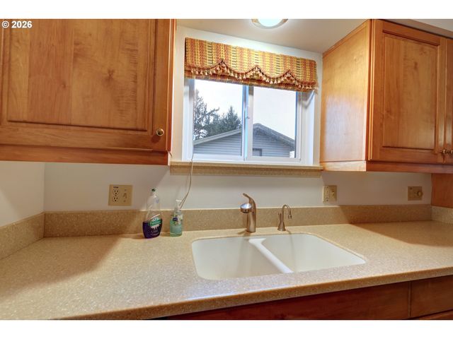 395 CUMBERLAND St, Astoria, OR 97103