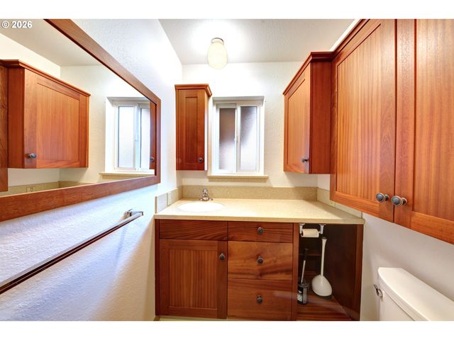 395 CUMBERLAND St, Astoria, OR 97103