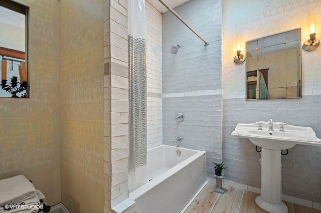 3750 N Hermitage Avenue, Chicago, IL 60613