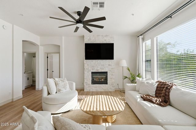 19550 N GRAYHAWK Drive 2060, Scottsdale, AZ 85255