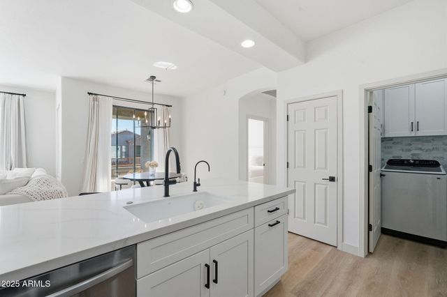 19550 N GRAYHAWK Drive 2060, Scottsdale, AZ 85255