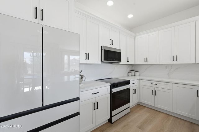 19550 N GRAYHAWK Drive 2060, Scottsdale, AZ 85255