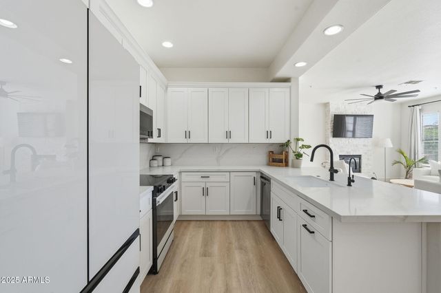 19550 N GRAYHAWK Drive 2060, Scottsdale, AZ 85255