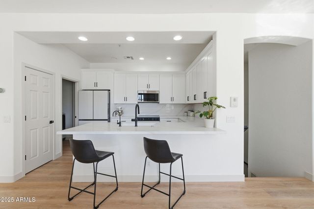 19550 N GRAYHAWK Drive 2060, Scottsdale, AZ 85255