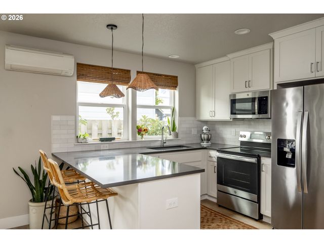 4427 Ne Prescott St B, Portland, OR 97218