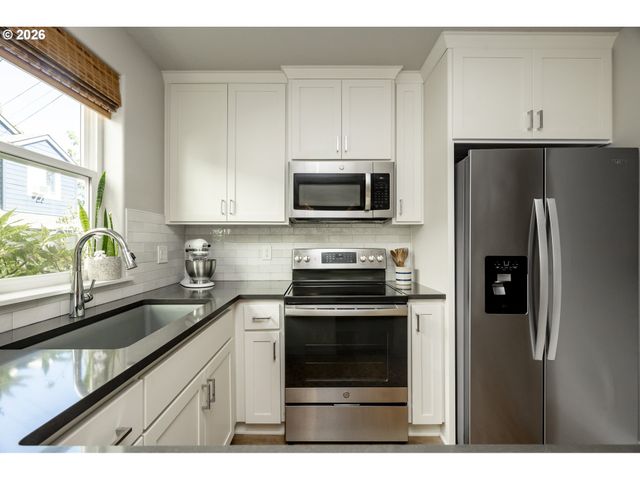 4427 Ne Prescott St B, Portland, OR 97218