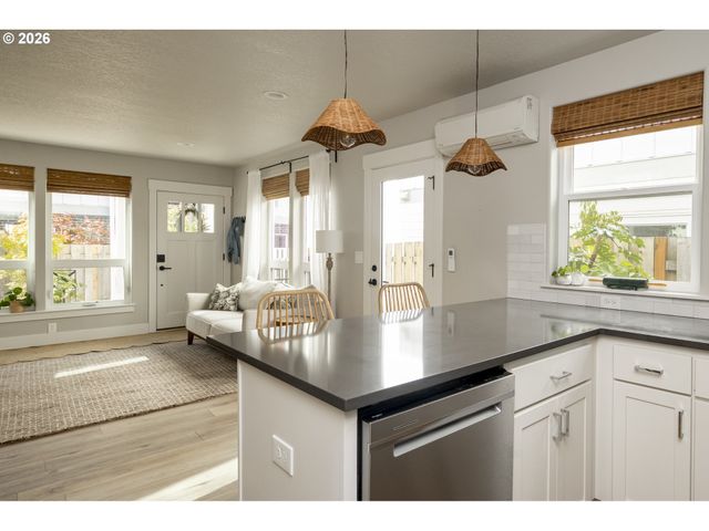 4427 Ne Prescott St B, Portland, OR 97218