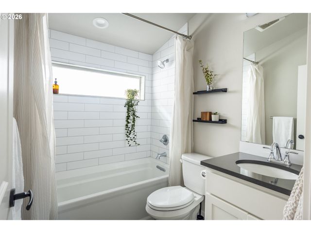 4427 Ne Prescott St B, Portland, OR 97218