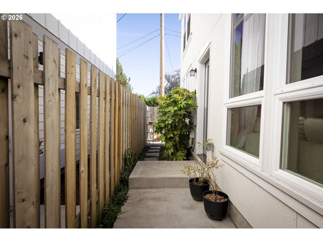 4427 Ne Prescott St B, Portland, OR 97218