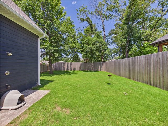 616 2nd Street, Bentonville, AR 72712