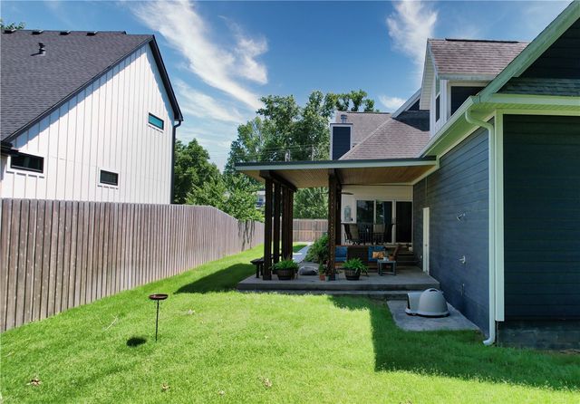 616 2nd Street, Bentonville, AR 72712