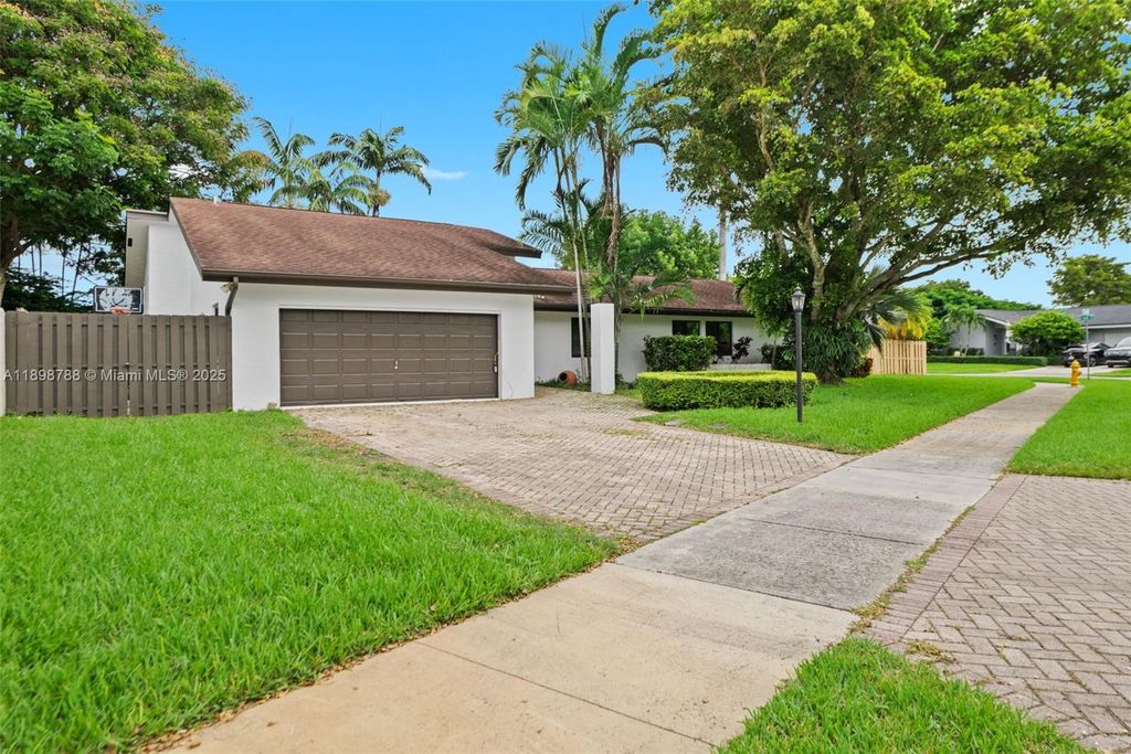 11471 SW 105th Ter, Miami, FL 33176