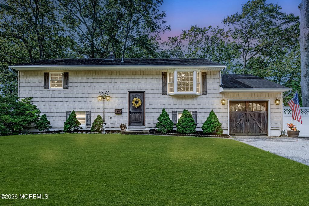 52 Darien Road, Howell, NJ 07731