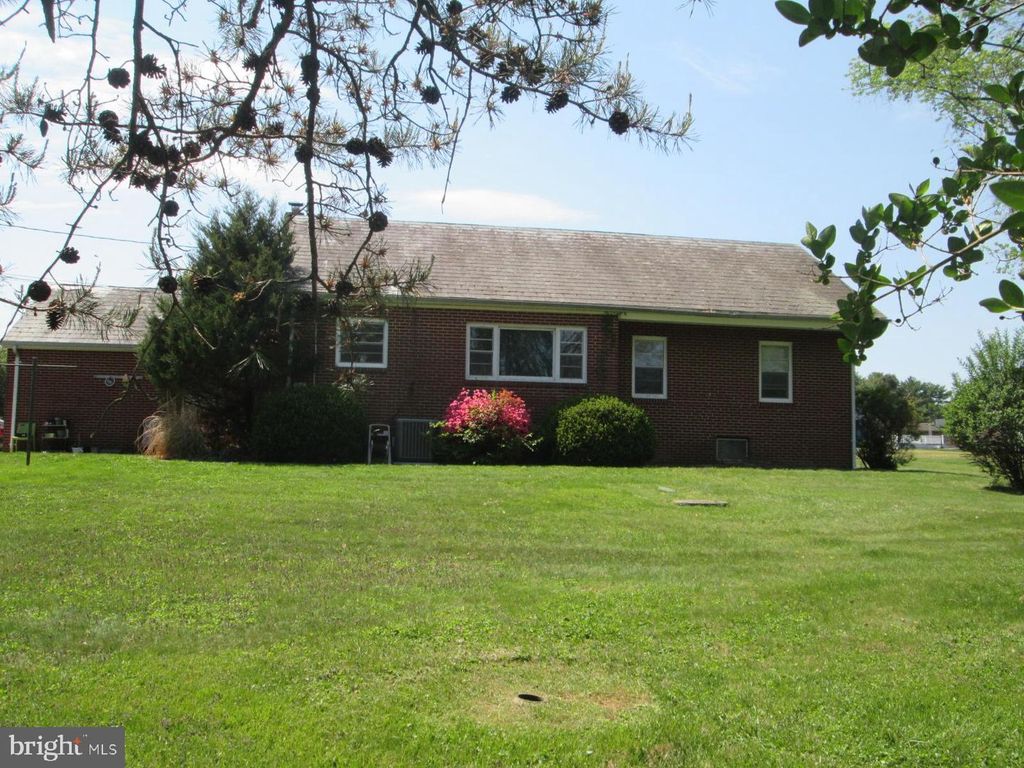 Image 4 of property listing at 7006 RUXFORD DR, Kingsville, MD 21087