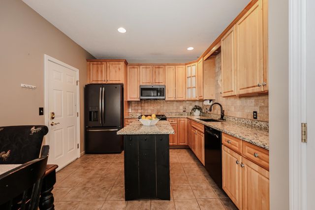 34 Mammoth Rd Unit 27, Hooksett, NH 03106