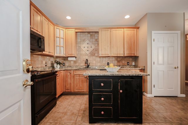 34 Mammoth Rd Unit 27, Hooksett, NH 03106