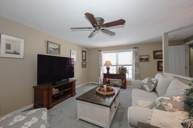 34 Mammoth Rd Unit 27, Hooksett, NH 03106