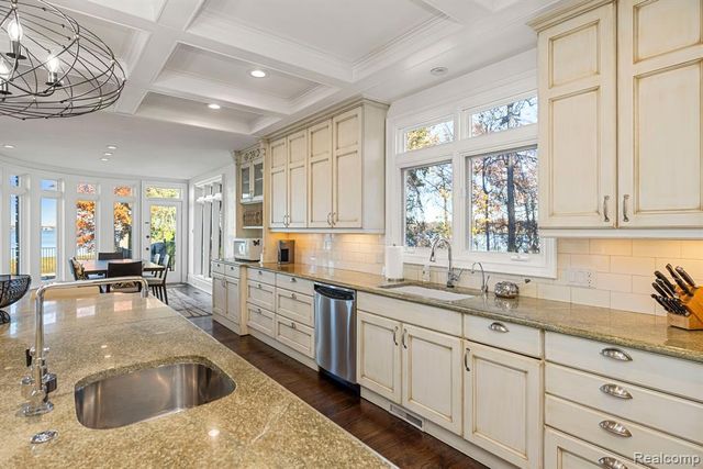 4326 Commerce Road, Orchard Lake, MI 48324