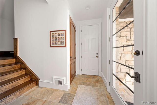 4326 Commerce Road, Orchard Lake, MI 48324
