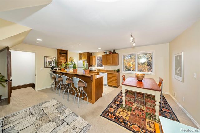 4326 Commerce Road, Orchard Lake, MI 48324