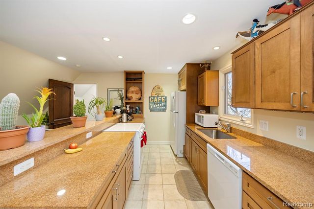 4326 Commerce Road, Orchard Lake, MI 48324