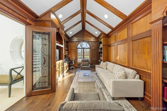 4326 Commerce Road, Orchard Lake, MI 48324