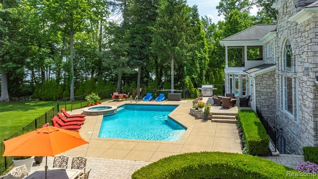 4326 Commerce Road, Orchard Lake, MI 48324