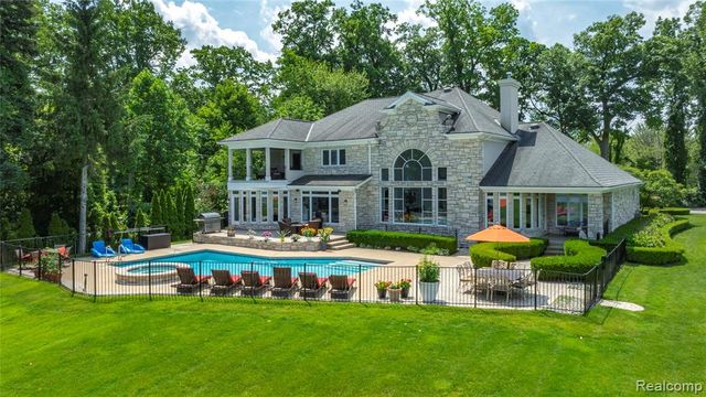 4326 Commerce Road, Orchard Lake, MI 48324
