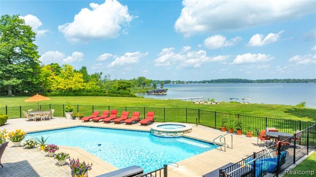 4326 Commerce Road, Orchard Lake, MI 48324