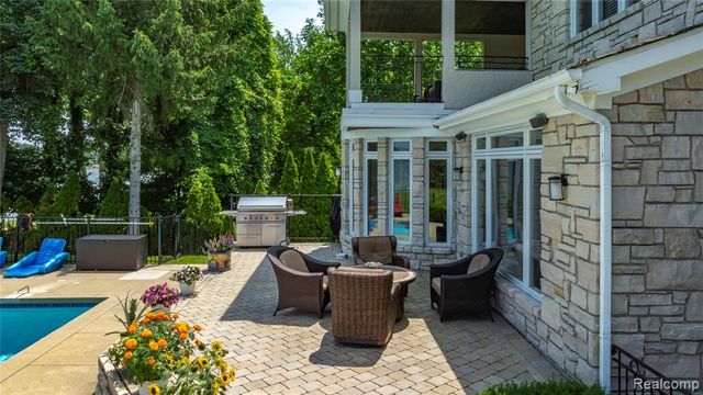 4326 Commerce Road, Orchard Lake, MI 48324