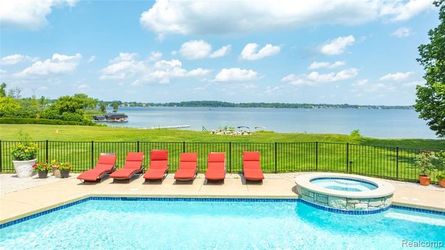4326 Commerce Road, Orchard Lake, MI 48324