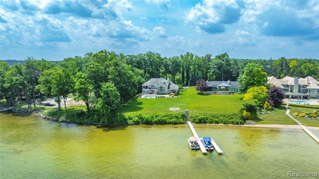 4326 Commerce Road, Orchard Lake, MI 48324