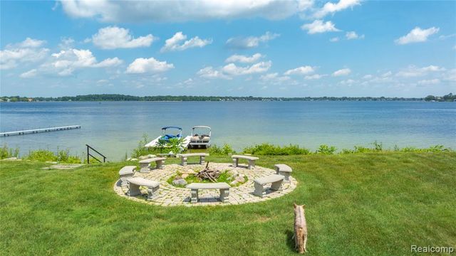 4326 Commerce Road, Orchard Lake, MI 48324