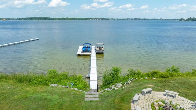 4326 Commerce Road, Orchard Lake, MI 48324