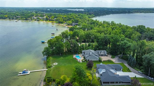 4326 Commerce Road, Orchard Lake, MI 48324